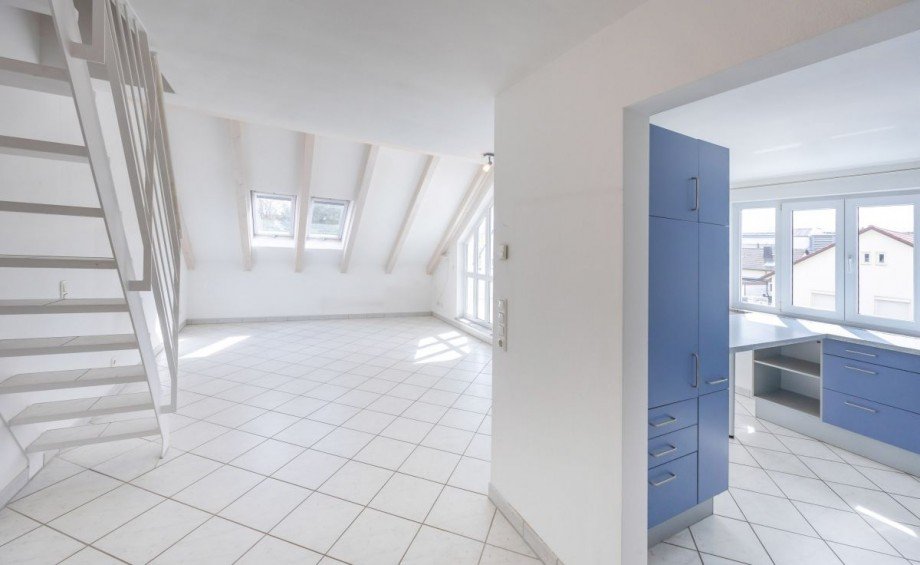 Blick K�che und Wohnbereich Dachgeschosswohnung Germering
