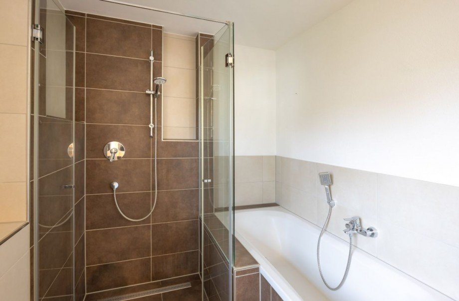 Bad OG mit Wanne und Dusche Doppelhaush�lfte Germering