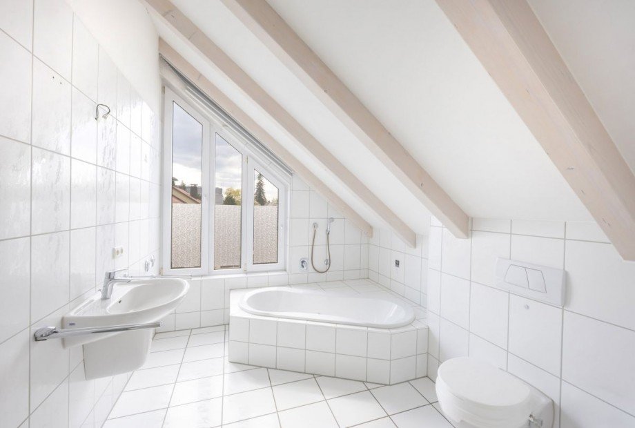 Bad mit Wanne und Duche Dachgeschosswohnung Germering