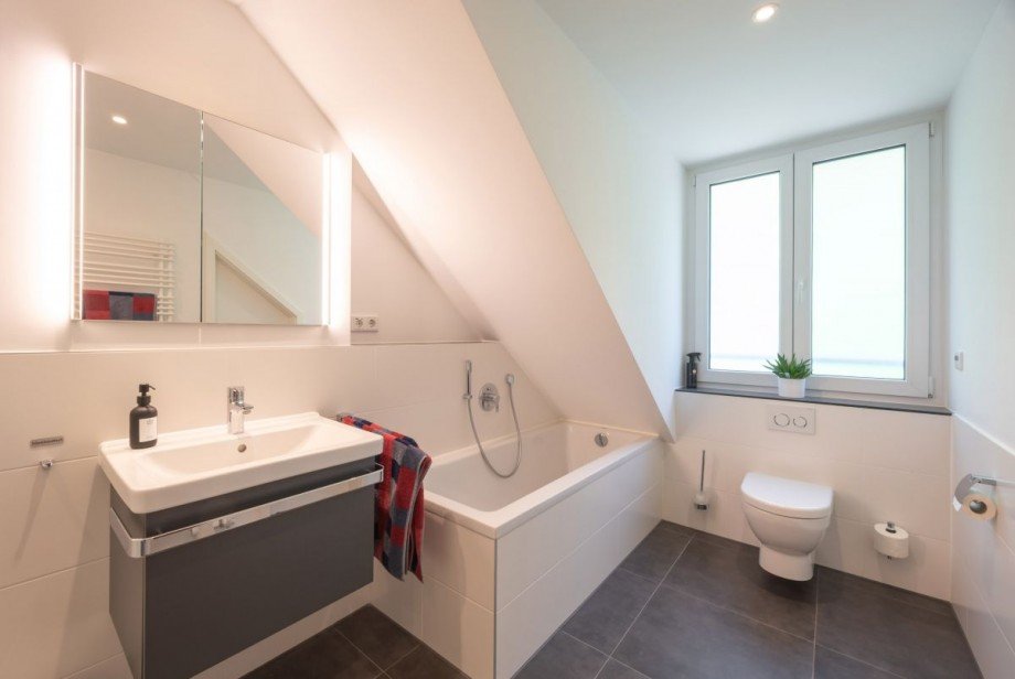 Bad mit Dusche und Wanne Wohnung M�nchen