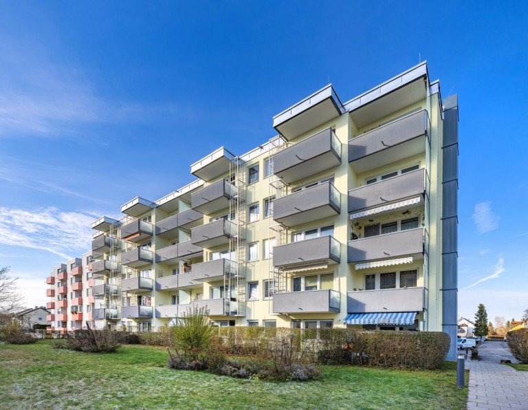 Hausansicht Germering Terrassenwohnung Charmantes Apartment im Erdgeschoss mit Terrasse auf Erbpacht in ruhiger Lage von Germering