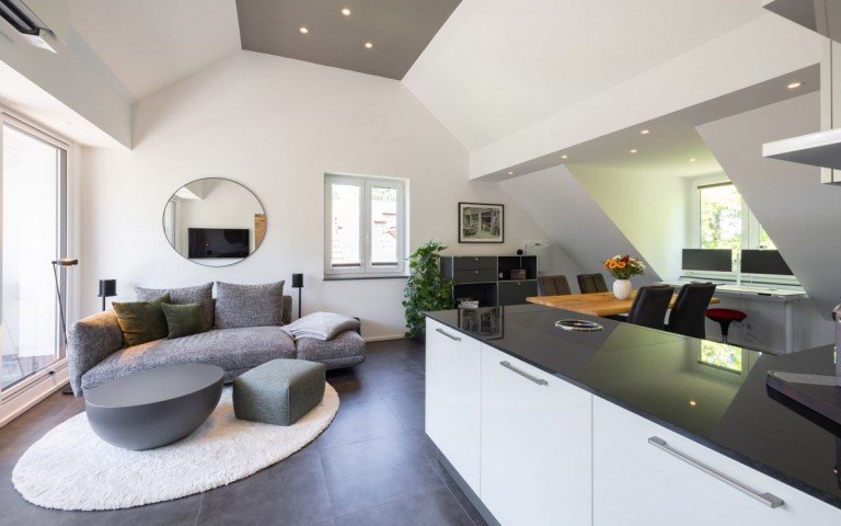 Wohnen M�nchen Wohnung Moderne m�blierte 2-Zimmer-Dachgeschosswohnung mit Loggia, Klimaanlage und hochwertiger Einbauk�che