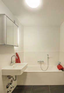 Bad3 Moderne 3-Zimmer-Gartenwohnung in Obermenzing mit Hobbyraum