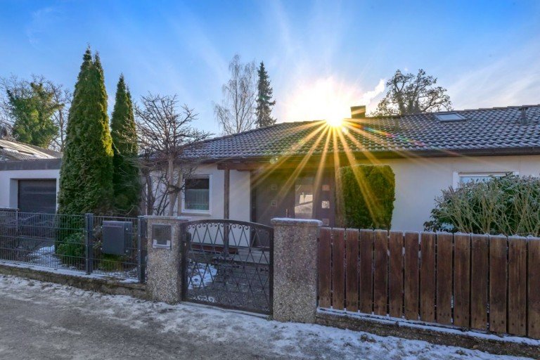 Hausansicht 2 Germering Bungalow Bungalow mit Einliegerwohnung und 266 m� Wohn-Nutzfl�che auf Erbpacht in Germering