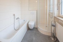 Bad1Stock 1 Frisch renovierte, familienfreundliche Doppelhaush�lfte in ruhiger Lage in Lochhausen