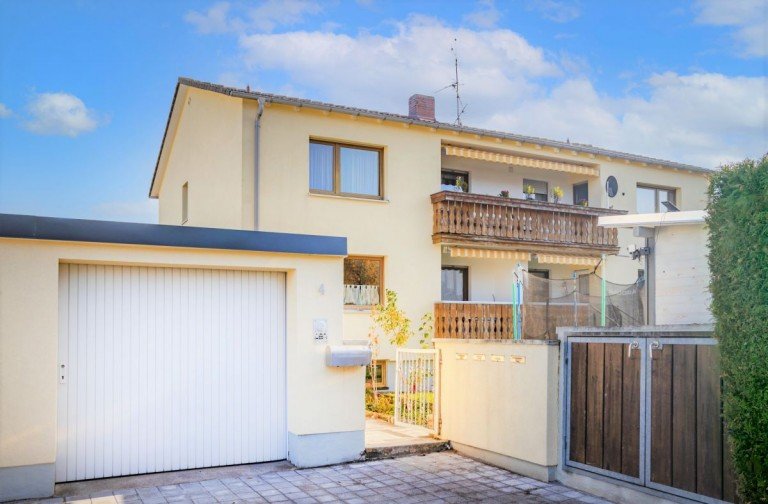 Aussen vorne1 wW2 Germering Etagenwohnung Gro�e 3,5 Zimmer-Wohnung in zentraler, ruhiger Lage von Germering. Renovierungsbed�rftig