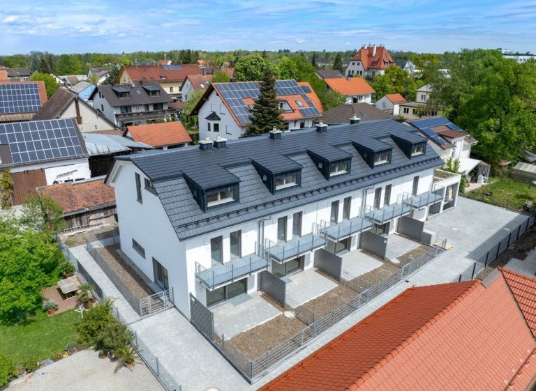 Drohnenansicht M�nchen Reihenhaus Neubau / Moderne Reihenh�user im Herzen von Allach / sofort bezugsf�hig