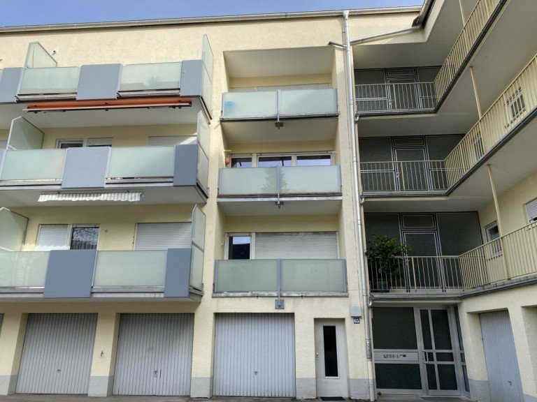 Aussenansicht Germering Wohnung Renovierungsbed�rftige 2,5-Zimmer-Wohnung auf Erbpacht