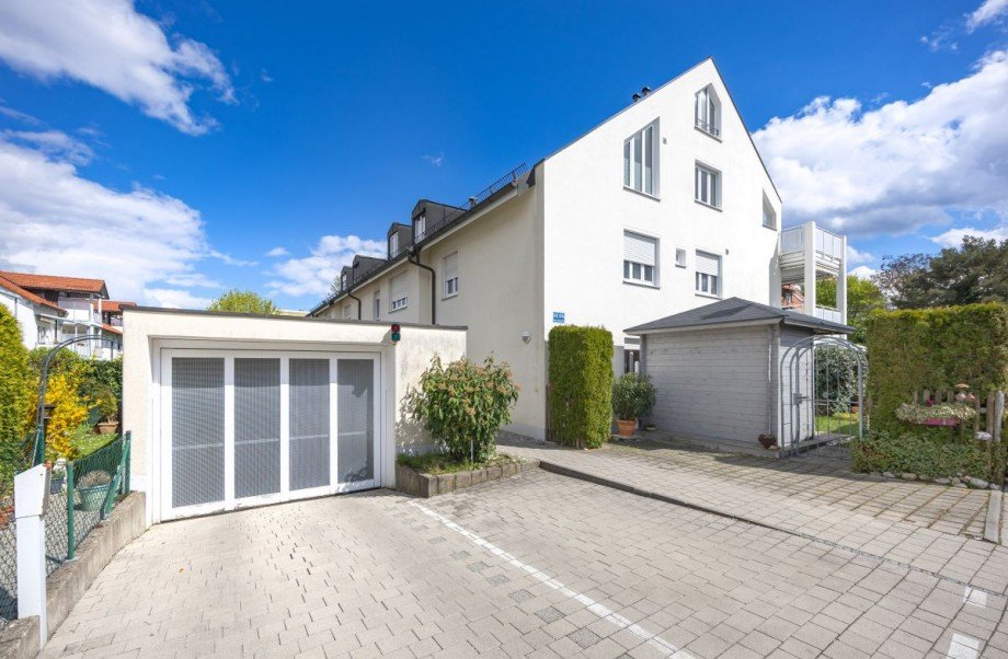 Ansicht mit Garagenzufahrt Dachgeschosswohnung Germering