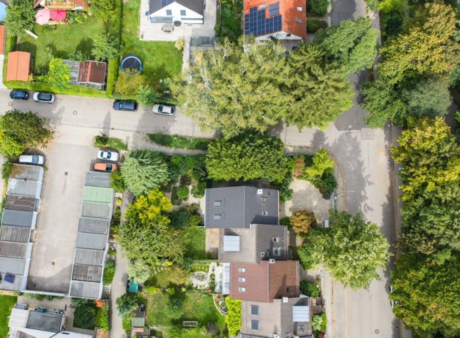 Drohne mit Garagenhof Haus Gr�benzell