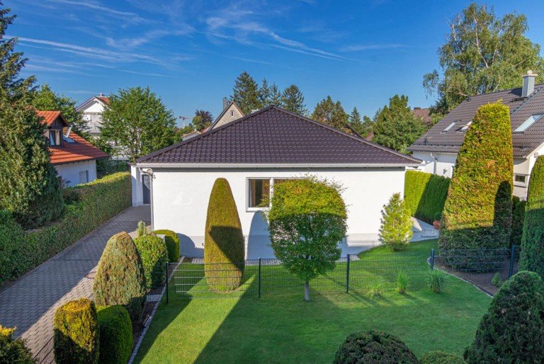 Aussen1 M�nchen Bungalow Top-Lage - Einfamilienhaus/Bungalow mit gro�em Souterrainbereich und 206 m� Wohn-Nutzfl�che