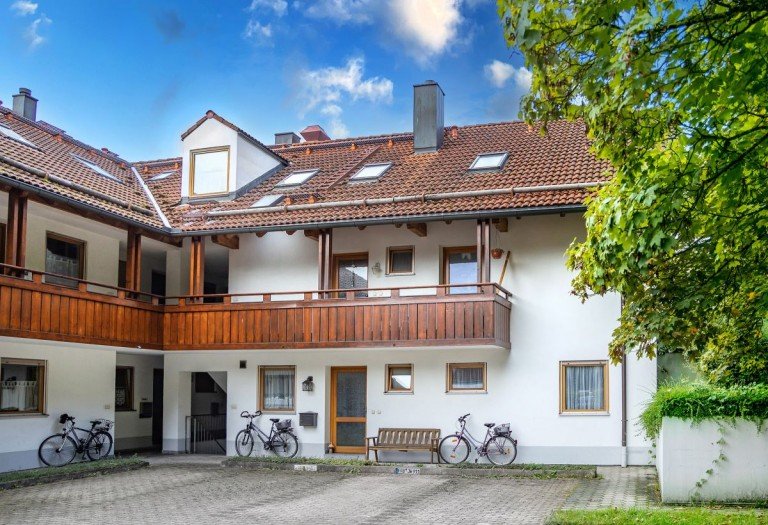 Aussen1 wW Puchheim Maisonettewohnung Helle 2 Zimmer Maisonette-Wohnung mit Dachterrasse und Balkon in Puchheim zur Kapitalanlage