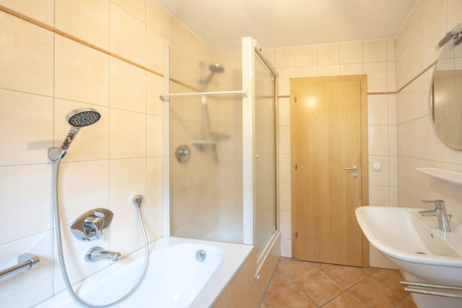 Bad mit Wanne und Dusche Erdgeschosswohnung M�nchen