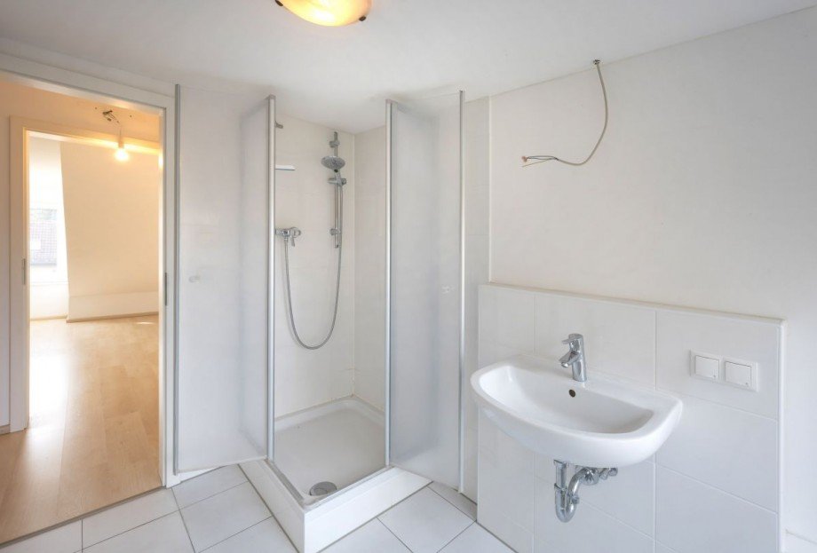 Bad DG mit Dusche Doppelhaush�lfte Germering