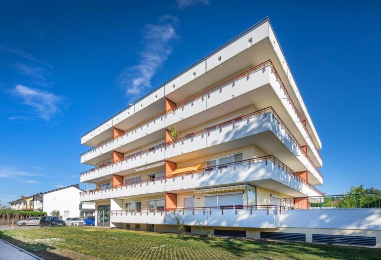 Aussen1 Olching Etagenwohnung Renovierungsbed�rftige 2 Zimmer-Wohnung in sch�ner Lage von Olching